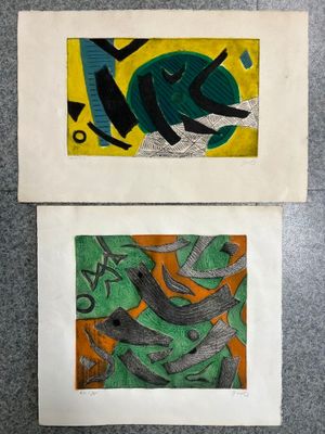 deux tableaux représentant un poisson et un oiseau posés sur une table