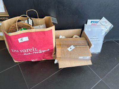 deux sacs de provisions posés l'un à côté de l'autre par terre