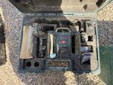 une mallette contenant des outils, posée par terre