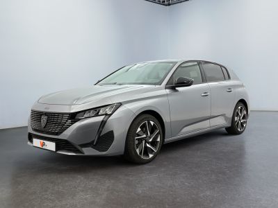 une voiture argentée dans une pièce blanche au sol noir