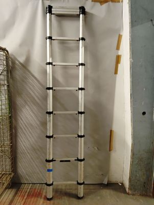 Lot comprenant : - Escabeau en aluminium CENTAURE A 4 marche… - Photo 1