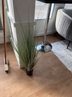 Canapé et fauteuil en tissu gris, table d’appoint en métal l… (photo 5)
