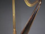 une vieille harpe posée sur un support en bois