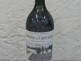 une bouteille de vin posée sur une table