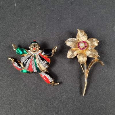 paire de broches en forme de fleur, de couleur dorée et en émail, ornées de pierres rouges, vertes et blanches