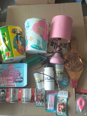 une boîte en carton sur laquelle sont posés divers objets