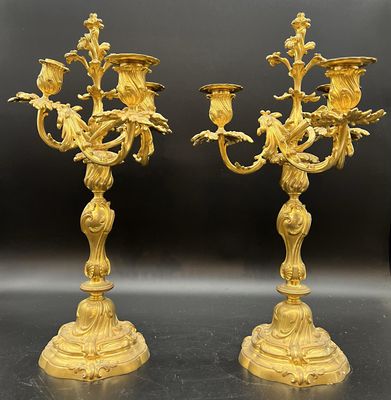 une paire de chandeliers anciens en laiton, ornés d'oiseaux et de fleurs
