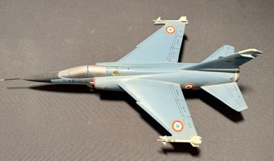 une maquette d'avion de chasse posée sur une table