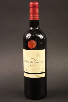 une bouteille de vin posée sur une table