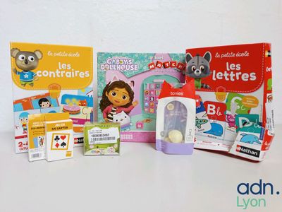 de nombreux livres et jouets pour enfants sur la table