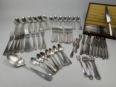 beaucoup de cuillères en argent et de cuillères sur la table