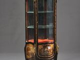 une vitrine ancienne avec une porte vitrée et des moulures dorées