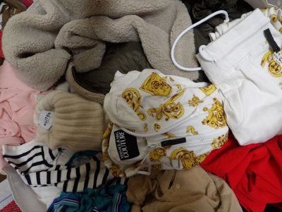 une pile de vêtements posée sur une table