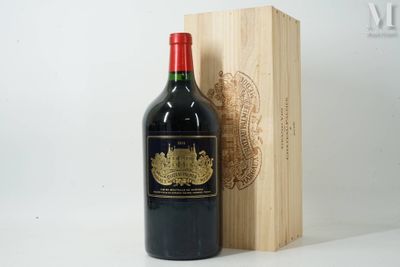 une bouteille de vin posée à côté d'une caisse en bois