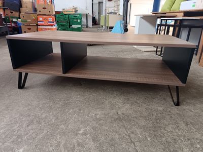 une table basse surmontée d'une étagère, dans une pièce