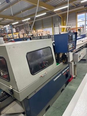 une machine qui se trouve au milieu d'une usine