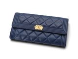 portefeuille en cuir matelassé bleu avec des finitions dorées