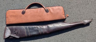 un sac et une paire de bottes posés par terre