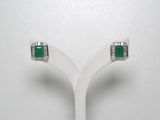 une paire de boucles d'oreilles en émeraude et diamant