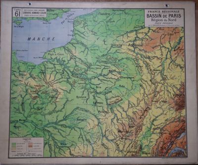 une vieille carte de la France indiquant l'emplacement de Paris et de la région environnante