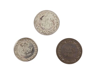 trois types de pièces différents sur une surface blanche