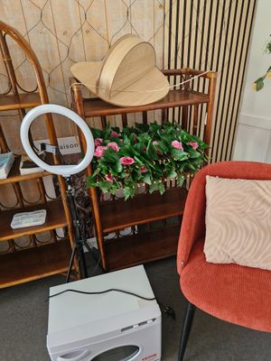une chaise placée à côté d'une table sur laquelle se trouve une lampe