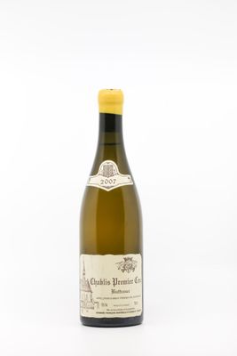 la bouteille de vin blanc est posée sur une surface blanche