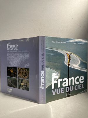 une couverture de livre sur laquelle figure la photo d'une personne sur une planche de surf