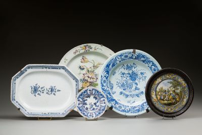 plusieurs assiettes, chacune ornée de motifs et de dessins différents, posées sur une table