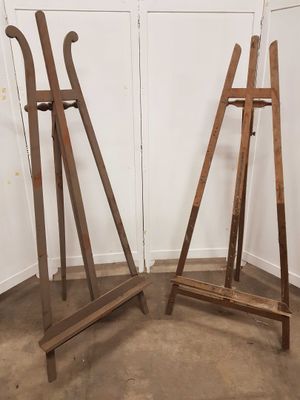 une paire de chevalets en bois dans un coin d'une pièce aux murs blancs