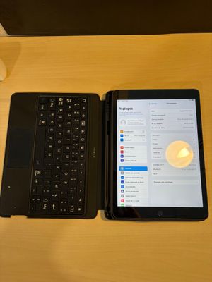 deux ordinateurs portables posés l'un à côté de l'autre sur une table