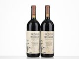 deux bouteilles de vin posées sur une table blanche