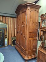 Grande armoire en bois fruitier mouluré, ouvrant par deux po… (photo 2)