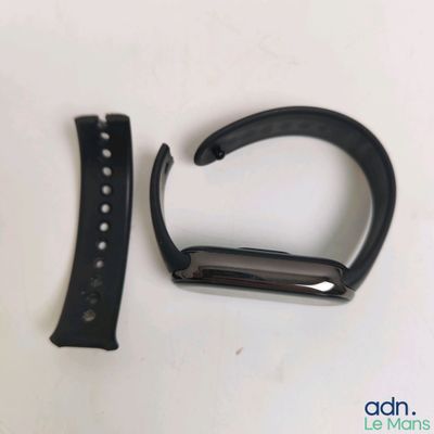 un bracelet de montre noir et un bracelet de montre noir