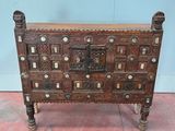 une vieille commode en bois comportant de nombreux tiroirs