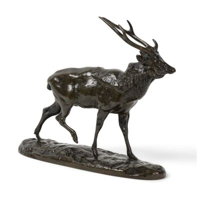 une image représentant une statue en bronze d'un cerf posé sur un rocher