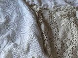 un pull blanc posé sur un lit