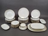 beaucoup d'assiettes et de bols blancs sur la table