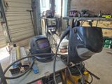 un casque de soudage posé sur un établi dans un garage