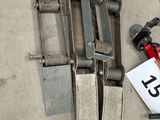 un grand nombre d'outils posés sur le sol