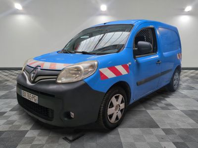 la photo d'une camionnette bleue garée dans un garage