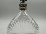 une image représentant une bouteille en verre transparent munie d'un bouchon métallique