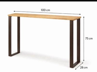 une table en bois avec un piètement en métal et un plateau en bois