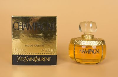 l'image d'un flacon de parfum posé à côté d'une boîte