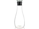 un gros plan d'une carafe en verre avec un couvercle noir