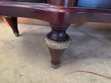 une commode marron sur laquelle se trouve un miroir