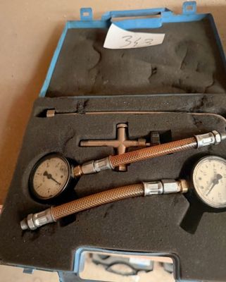 un outil dans un étui posé sur une table