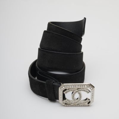 ceinture en cuir noir avec boucle argentée et boucle en cristal