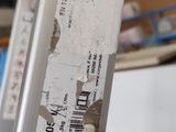 une personne tenant un couteau sur lequel est posé un bout de papier