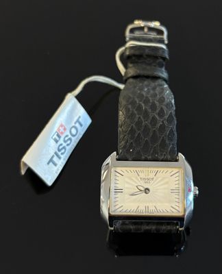 une image montrant un gros plan d'une montre-bracelet à laquelle est attachée une étiquette